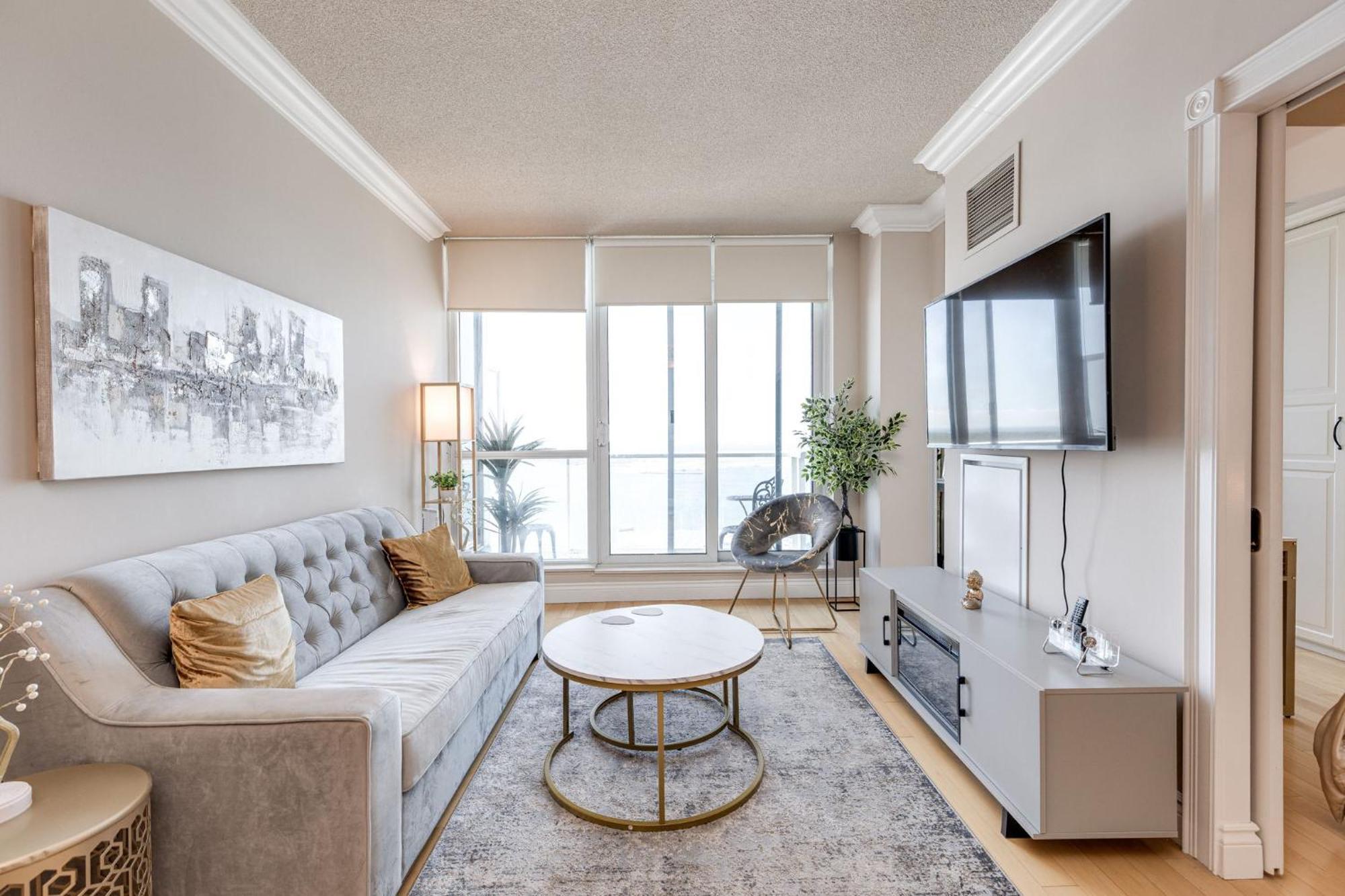Waterfront Queens Quay West Apartment *