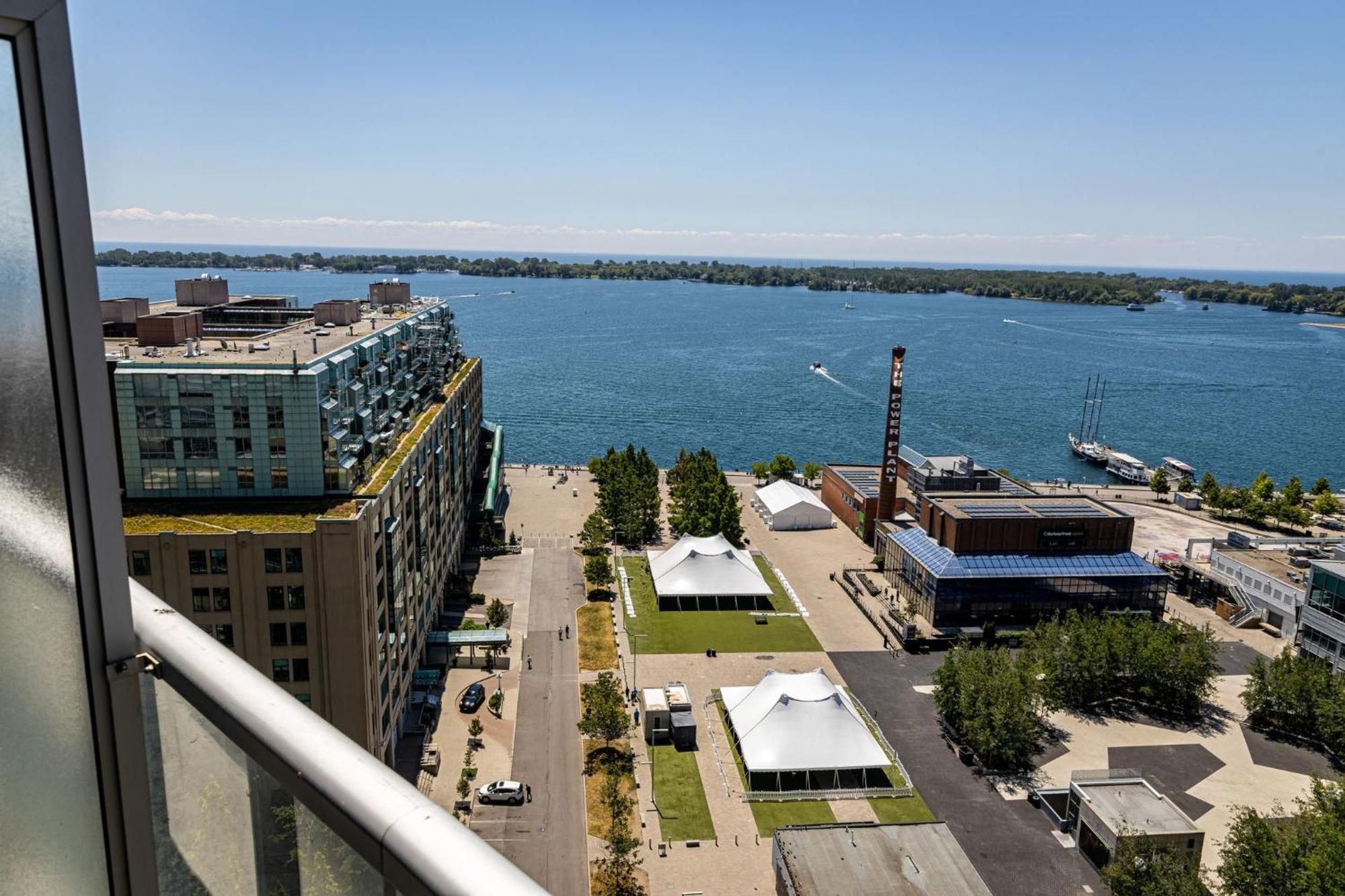 Apartment Waterfront Queens Quay West *