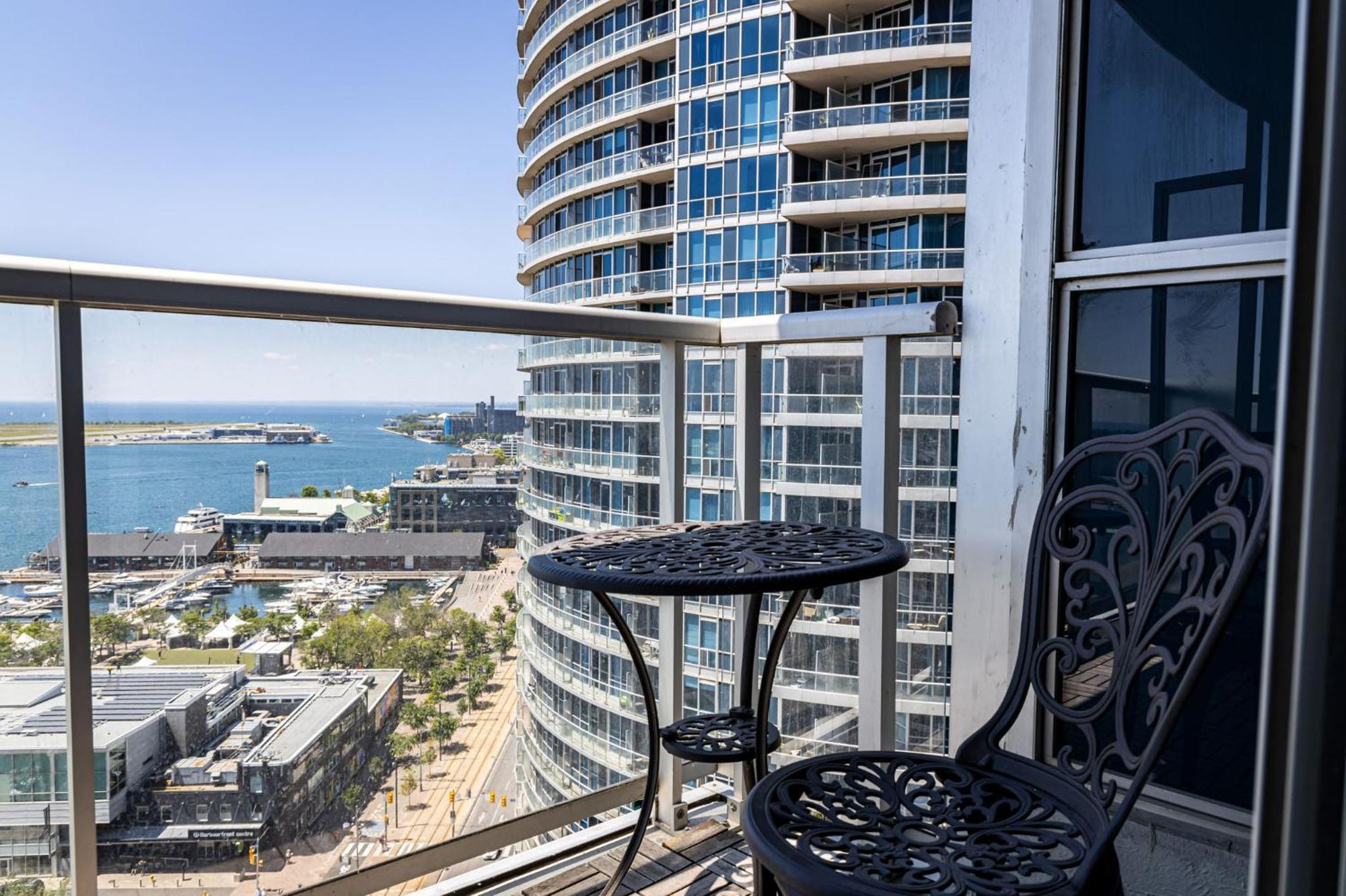 Apartment Waterfront Queens Quay West *