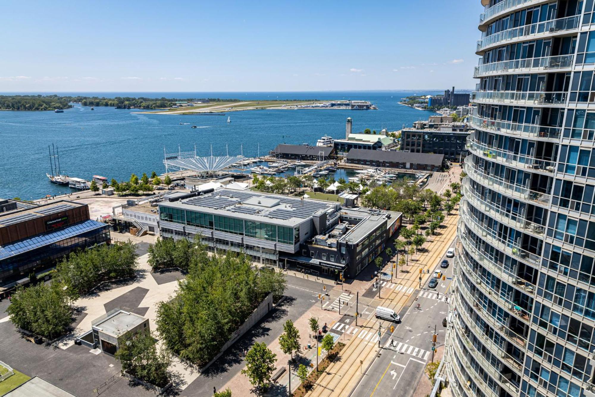 Apartment Waterfront Queens Quay West